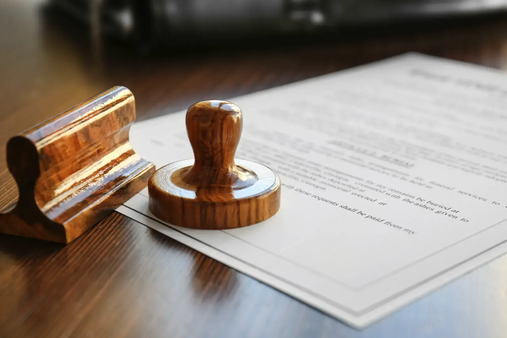 Mobile Notary vs. In-Office Notary in Newport Beach: Which Is Right for You?